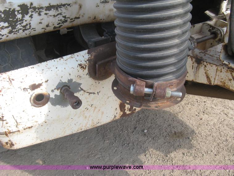 image for item I5548 1994 Ford LT8000 vacuum truck