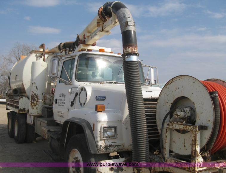 image for item I5548 1994 Ford LT8000 vacuum truck