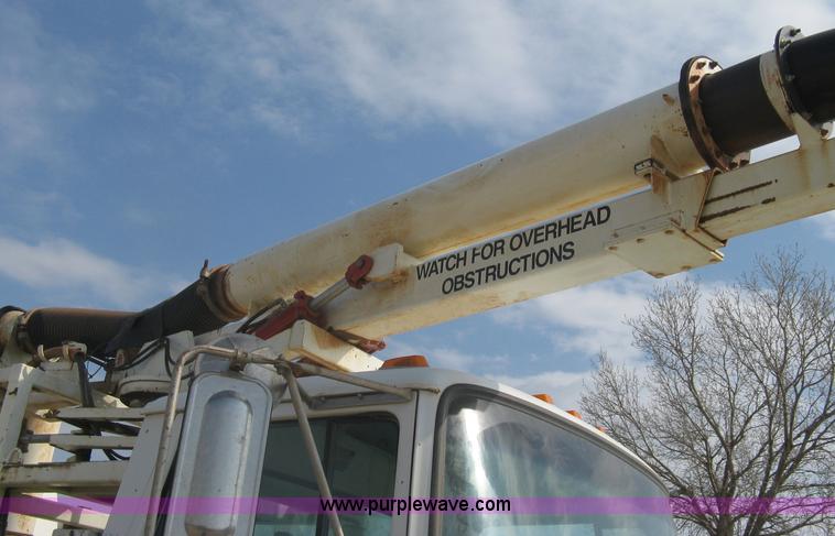 image for item I5548 1994 Ford LT8000 vacuum truck