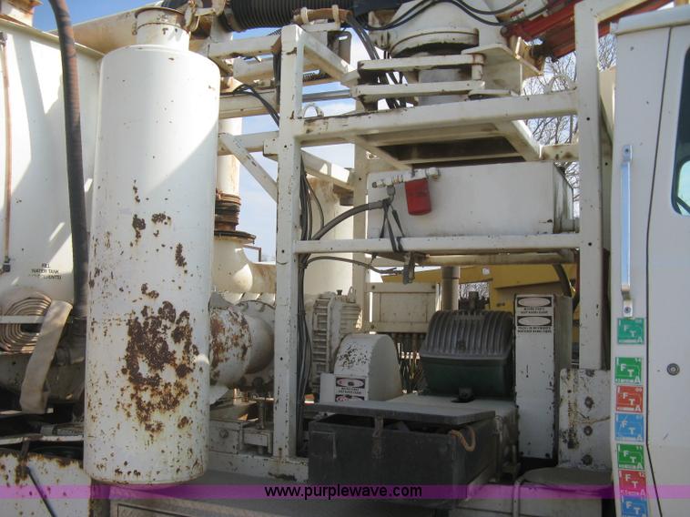 image for item I5548 1994 Ford LT8000 vacuum truck