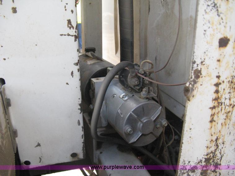 image for item I5548 1994 Ford LT8000 vacuum truck