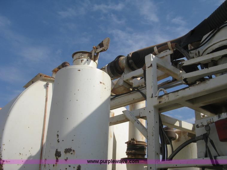 image for item I5548 1994 Ford LT8000 vacuum truck