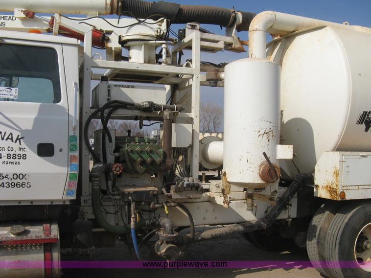 image for item I5548 1994 Ford LT8000 vacuum truck