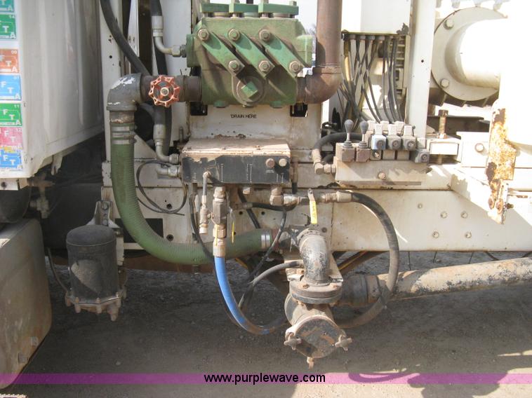 image for item I5548 1994 Ford LT8000 vacuum truck