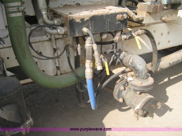 image for item I5548 1994 Ford LT8000 vacuum truck