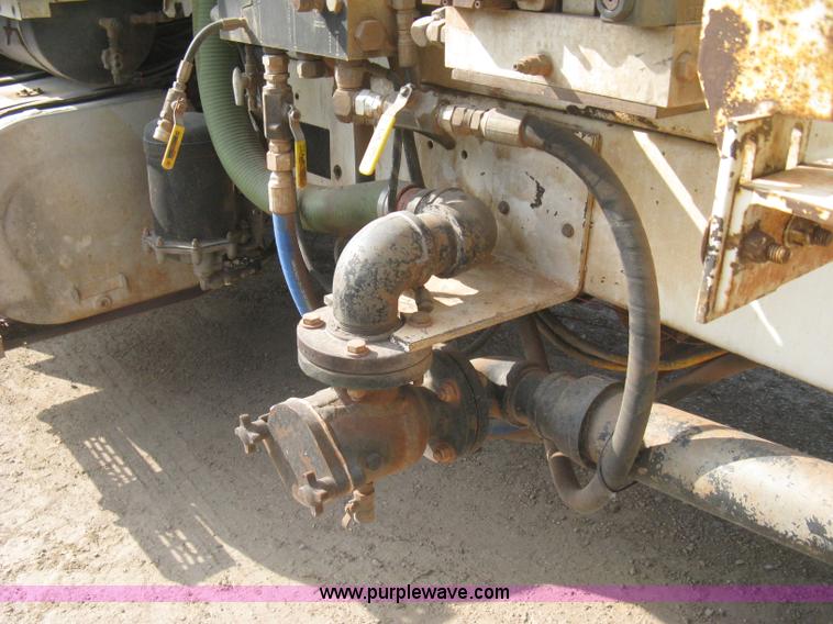 image for item I5548 1994 Ford LT8000 vacuum truck