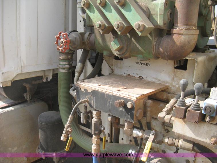 image for item I5548 1994 Ford LT8000 vacuum truck