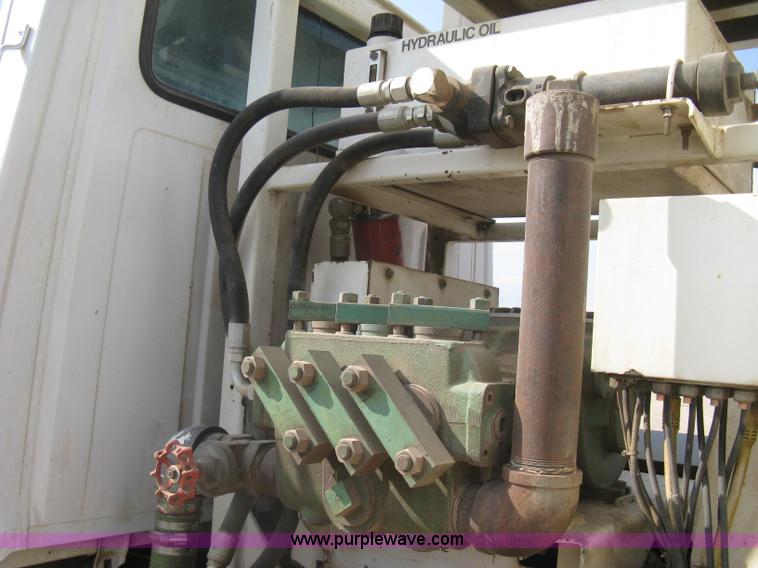 image for item I5548 1994 Ford LT8000 vacuum truck