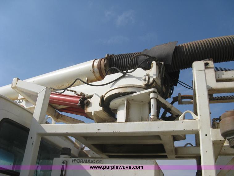 image for item I5548 1994 Ford LT8000 vacuum truck