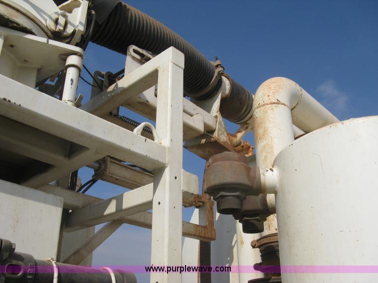 image for item I5548 1994 Ford LT8000 vacuum truck