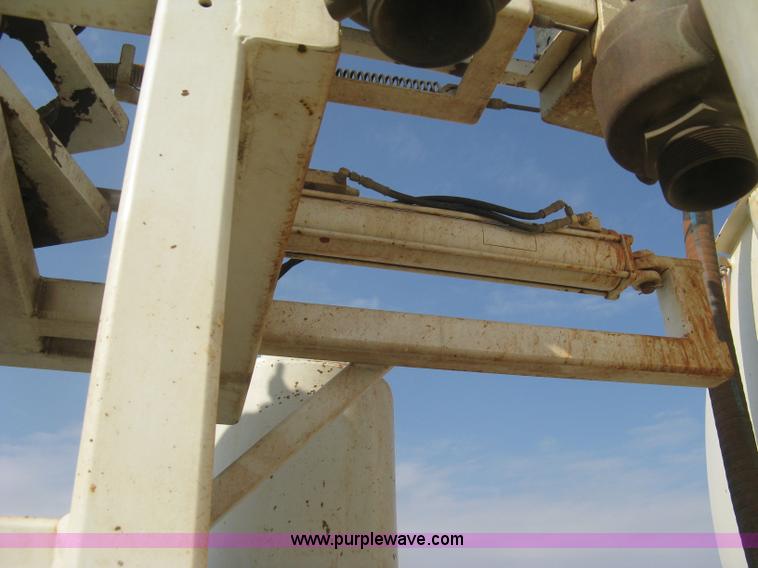 image for item I5548 1994 Ford LT8000 vacuum truck