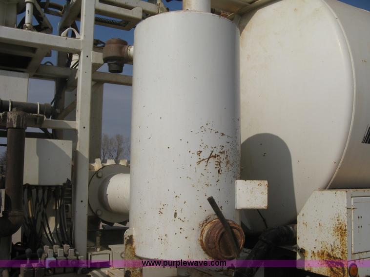 image for item I5548 1994 Ford LT8000 vacuum truck