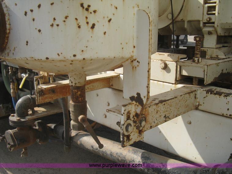 image for item I5548 1994 Ford LT8000 vacuum truck