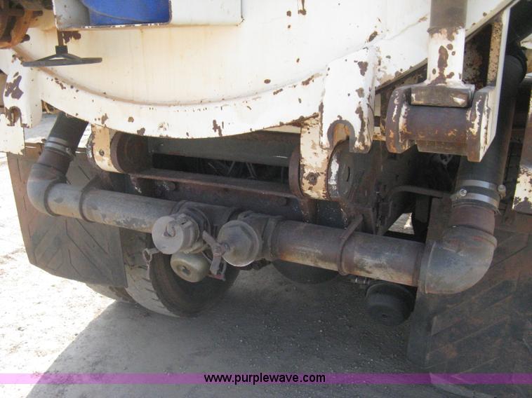 image for item I5548 1994 Ford LT8000 vacuum truck