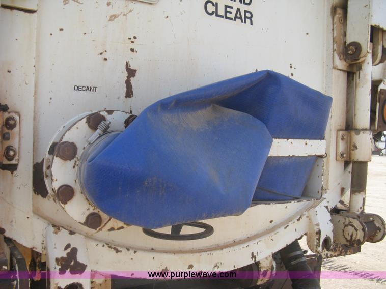 image for item I5548 1994 Ford LT8000 vacuum truck