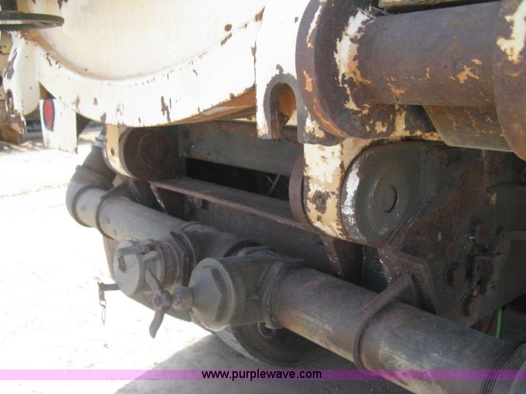 image for item I5548 1994 Ford LT8000 vacuum truck