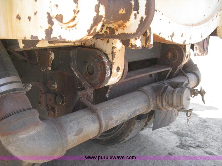 image for item I5548 1994 Ford LT8000 vacuum truck