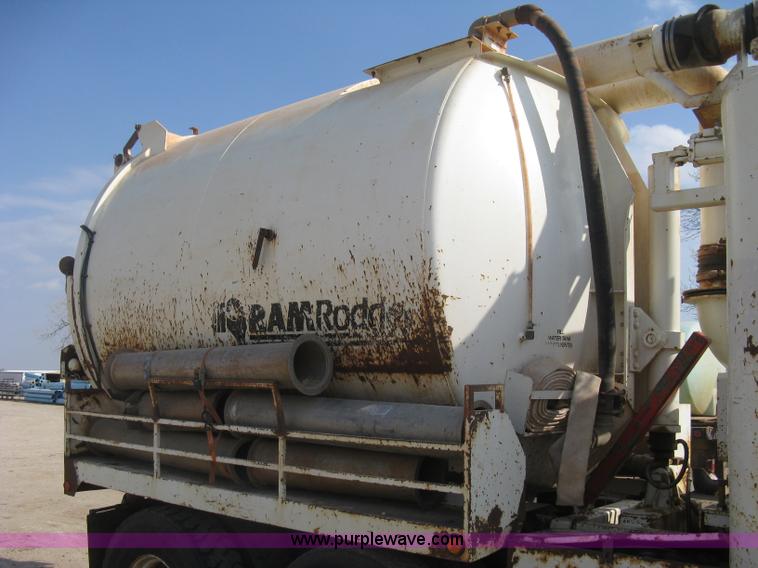 image for item I5548 1994 Ford LT8000 vacuum truck