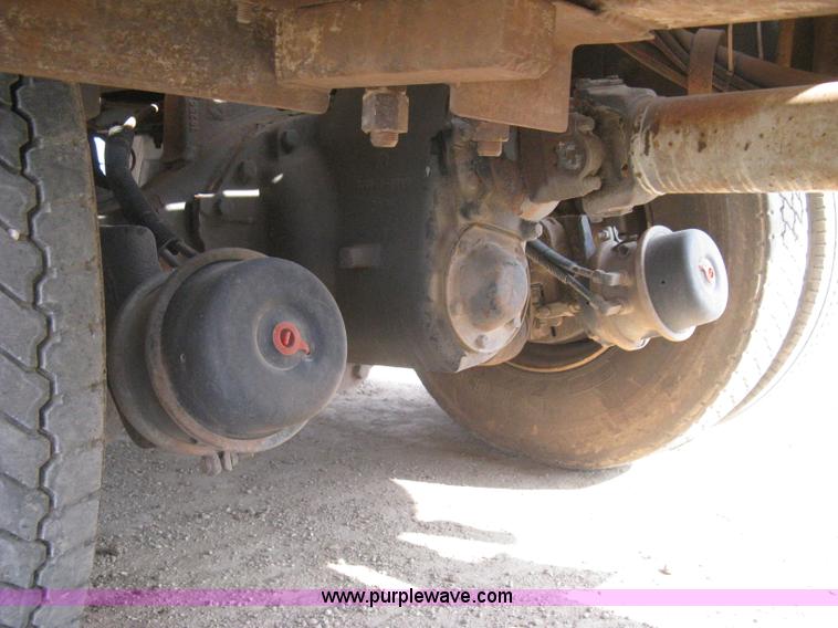 image for item I5548 1994 Ford LT8000 vacuum truck
