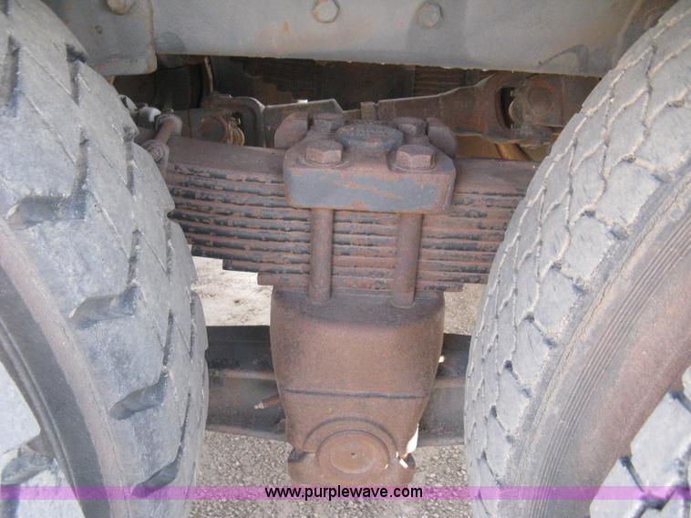 image for item I5548 1994 Ford LT8000 vacuum truck