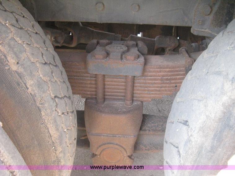 image for item I5548 1994 Ford LT8000 vacuum truck