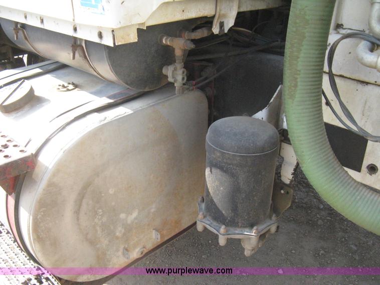 image for item I5548 1994 Ford LT8000 vacuum truck