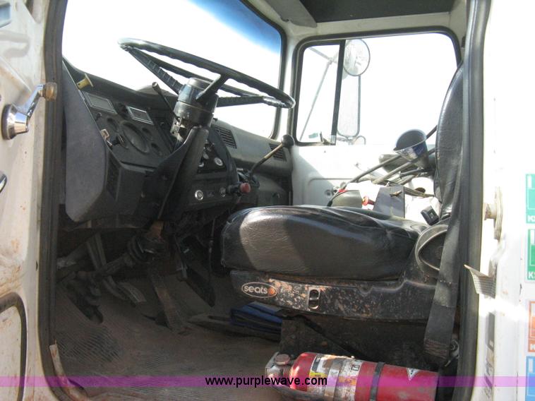 image for item I5548 1994 Ford LT8000 vacuum truck