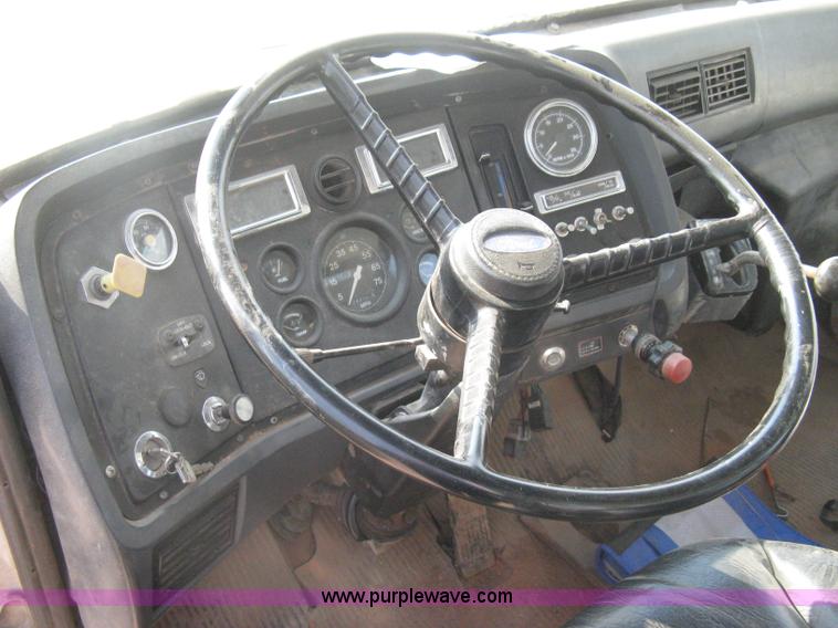 image for item I5548 1994 Ford LT8000 vacuum truck