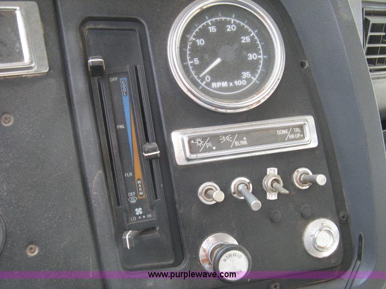 image for item I5548 1994 Ford LT8000 vacuum truck