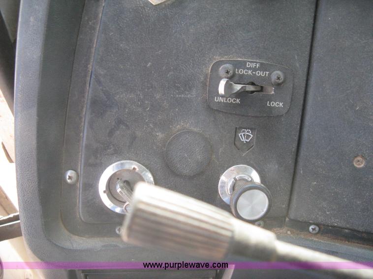 image for item I5548 1994 Ford LT8000 vacuum truck