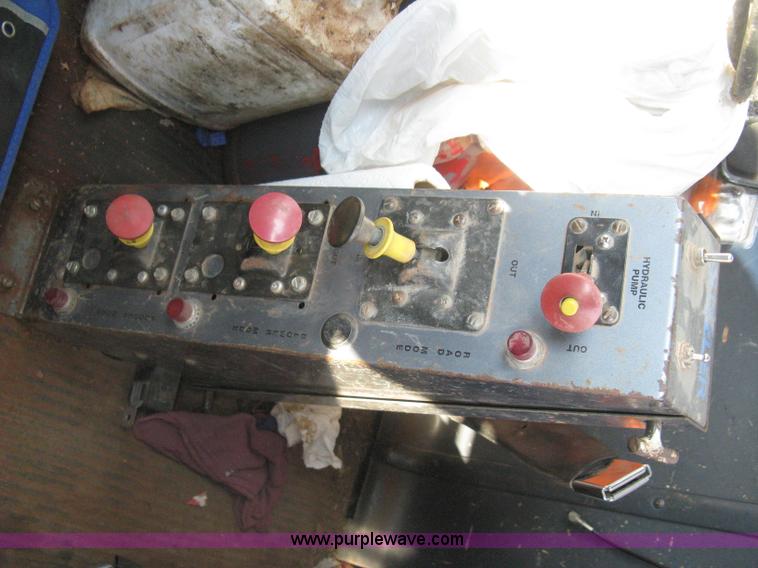 image for item I5548 1994 Ford LT8000 vacuum truck