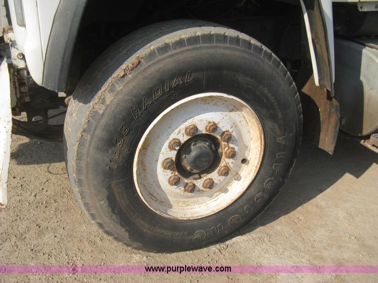 image for item I5548 1994 Ford LT8000 vacuum truck