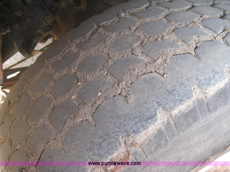 image for item I5548 1994 Ford LT8000 vacuum truck