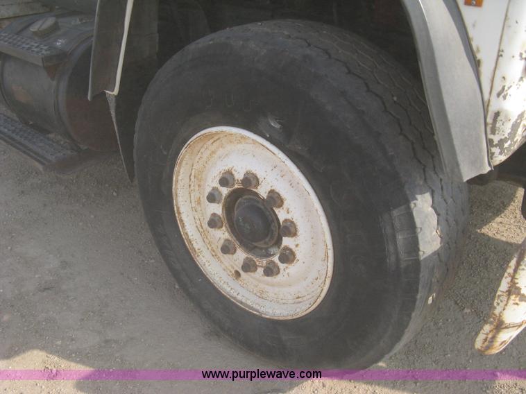 image for item I5548 1994 Ford LT8000 vacuum truck