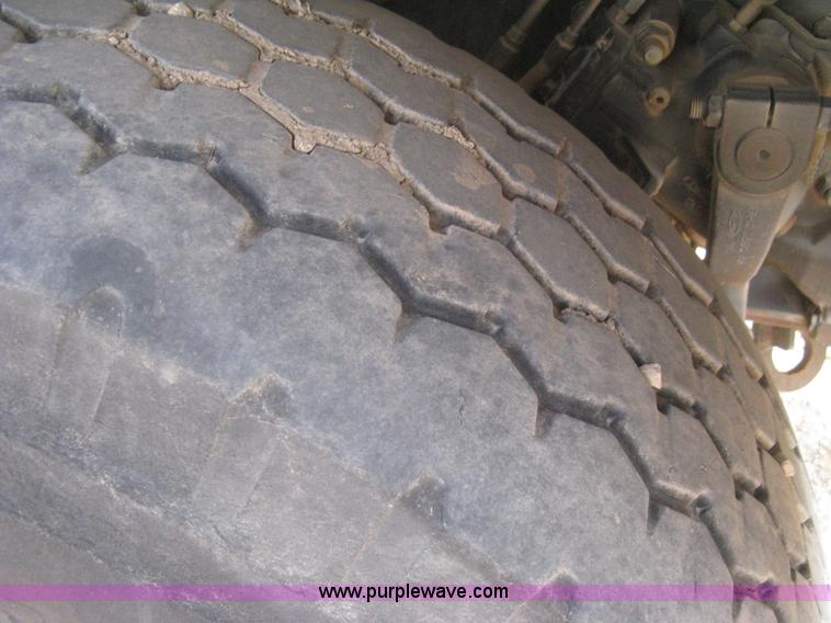 image for item I5548 1994 Ford LT8000 vacuum truck