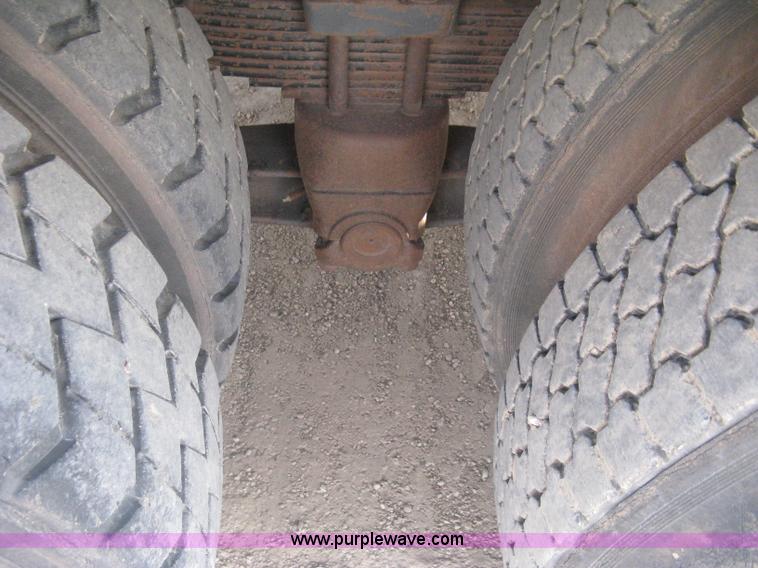 image for item I5548 1994 Ford LT8000 vacuum truck