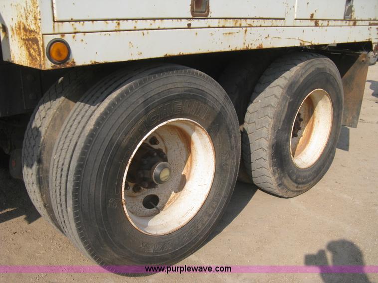 image for item I5548 1994 Ford LT8000 vacuum truck