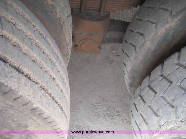 image for item I5548 1994 Ford LT8000 vacuum truck