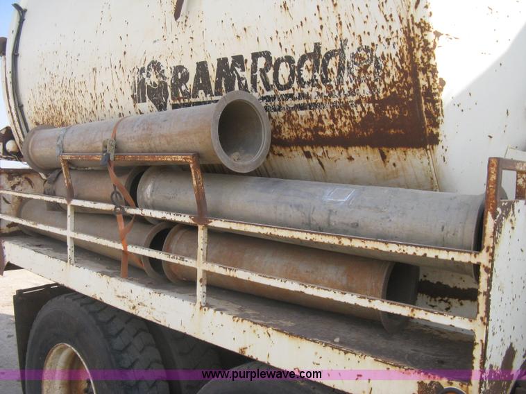 image for item I5548 1994 Ford LT8000 vacuum truck