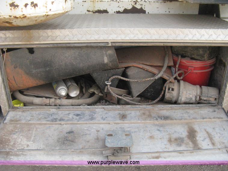 image for item I5548 1994 Ford LT8000 vacuum truck