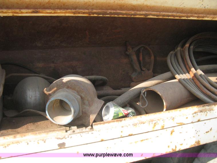 image for item I5548 1994 Ford LT8000 vacuum truck