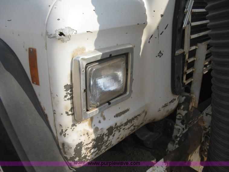 image for item I5548 1994 Ford LT8000 vacuum truck