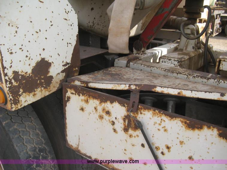 image for item I5548 1994 Ford LT8000 vacuum truck