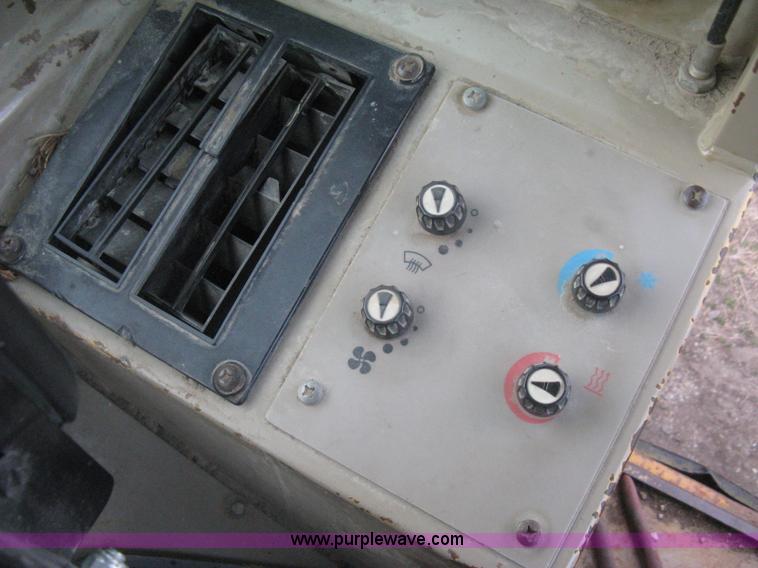 image for item I5550 1993 John Deere 644E loader