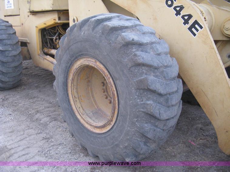 image for item I5550 1993 John Deere 644E loader