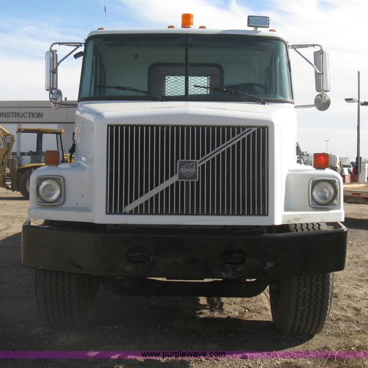 image for item I5551 1997 Volvo WGM25 flatbed truck