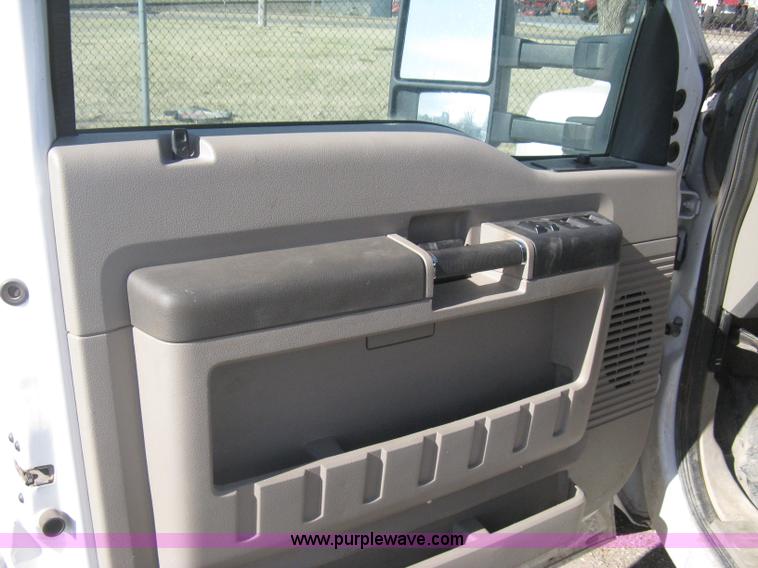 image for item I5555 2009 Ford F350 Super Duty XL Crew Cab flatbed truck