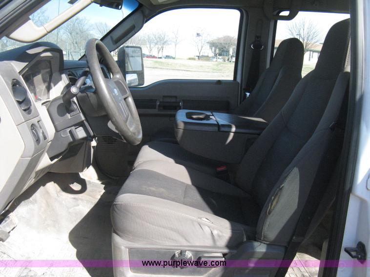 image for item I5555 2009 Ford F350 Super Duty XL Crew Cab flatbed truck