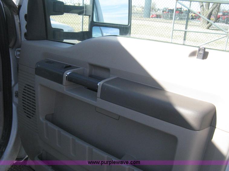 image for item I5555 2009 Ford F350 Super Duty XL Crew Cab flatbed truck