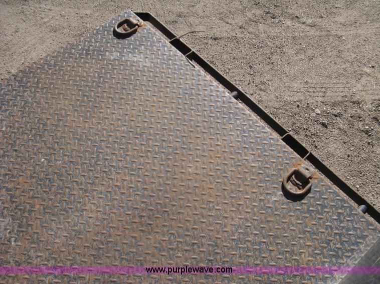 image for item I5555 2009 Ford F350 Super Duty XL Crew Cab flatbed truck